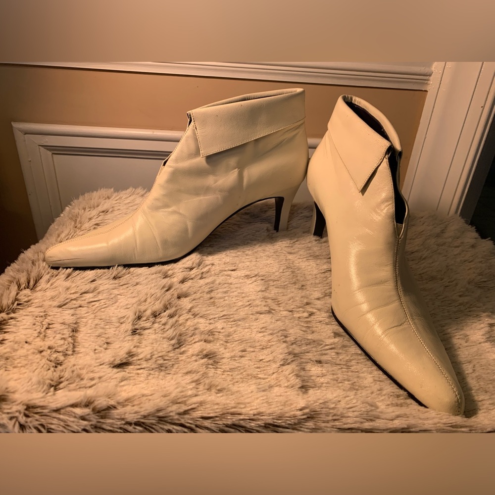 Stefani Collection Leather Upper Mini Boot! Color: Off White/Cream Size: 9 Med.